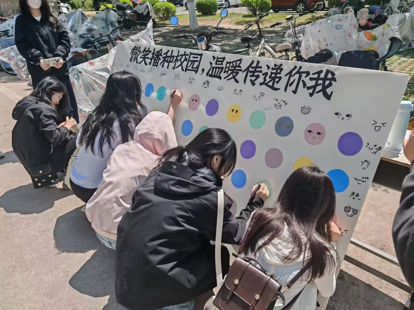 教育学院开展“微笑播种校园，温暖传递你我”活动